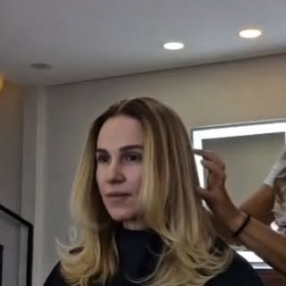 Momentos de cuidado, técnica e atenção aos detalhes 🤍
Um corte bem pensado e uma escova que traz le