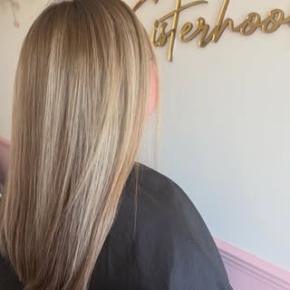 How natural is this beautiful head of hair 😍 
Neutral light brown with some ashy baby lights runnin