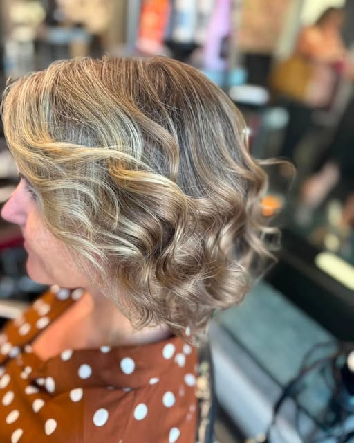 ✨🩶🤍GLOSS ADDICTION 🩶🤍✨

Stylist : Sam 

Finding the perfect tone to blend beautifully with your 