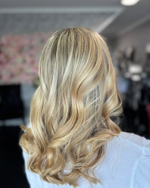 🍪 BISCUIT BLONDE 🍪

Stylist : Rachel

A beautiful blonde refresh, just in time for autumn 🍂

We s