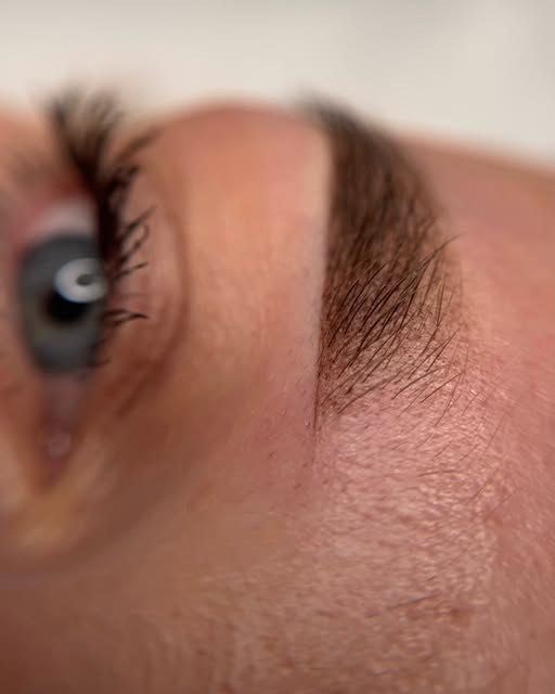 Niebieskie oczy + naturalna uroda + lekki makijaż permanentny brwi. Formuła, która wspaniale się spr