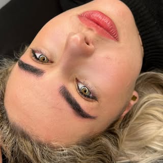 Cejas que realzan una belleza ya espectacular ✨ Técnica hairstroke: ultra natural, pelo a pelo, dise