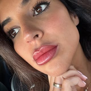 ¿Cómo son los labios de mi @macarenasilvats ? ✨

Efecto degradado con un punto de luz en el centro, 