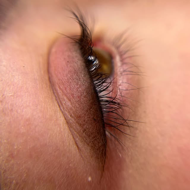 Eyeliner delicado, elegante y natural, pensado para acompañarte cada día sin recargar la mirada.

Si