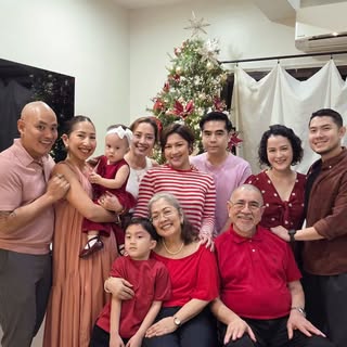 Merry Christmas from our family to yours! ❤️🩷

Missing @mig_andrade & @francisduparc 😘