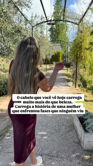 Nem tudo o que uma mulher atravessa é contado.
Mas, muitas vezes, o corpo e o cabelo dão sinais das 