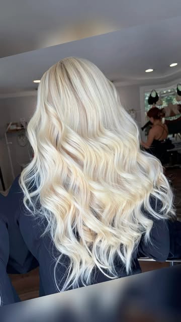 This transformation by Amanda is EVERYTHING. ✨

A full highlight paired with 22” tape-in extensions 