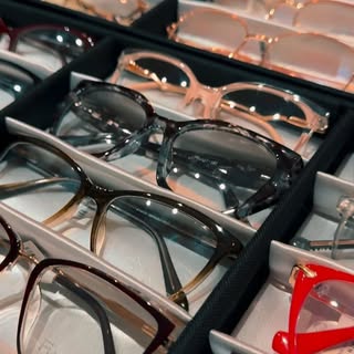 A Ótica Zambri agora está no Instituto Crisóstomo! 👓✨
Aqui você encontra óculos de qualidade, armaç