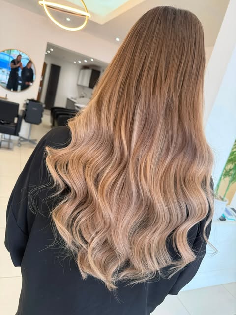 Bespoke colour. Seamless hair extensions.

Beautifully blended tones with new extensions for added l