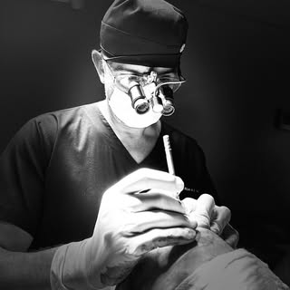 Cada detalhe importa quando falamos de transplante capilar. Por trás de cada fio implantado, existe 