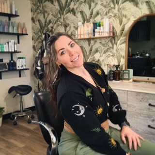 If you’re new here I welcome you with open arms!

I’m Stacey & I specialize in hair loss as a Tricho