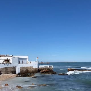 La radiación UV no descansa ☀️ 
El cáncer de piel puede prevenirse en gran parte con hábitos adecuad