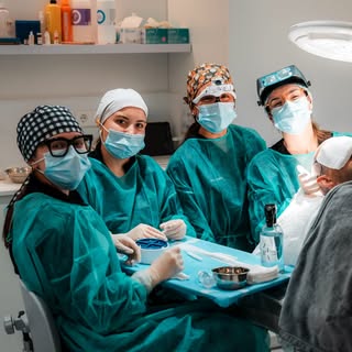 Formar equipo también es compartir criterio, técnica y una misma forma de cuidar cada cirugía. 💖

E