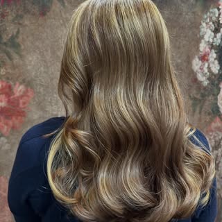Werbung Dreidimensionales Farbergebnis 😊
„#Balayage #BalayageHair #WarmTones #WarmBlonde #HoneyBlon