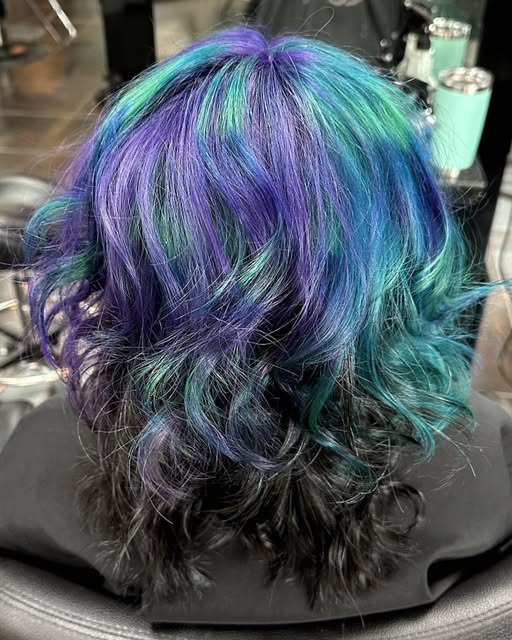 A bold take on vivid color! 🦚✨
@hairby_libertyrose created a dimensional split-dye effect with laye