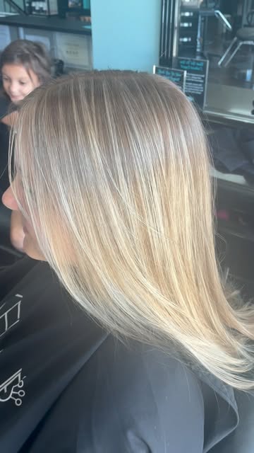 Come on and get that refresh☺️✂️ 
~
~
#highlights #explorepage #hair #hairstylist #blonde