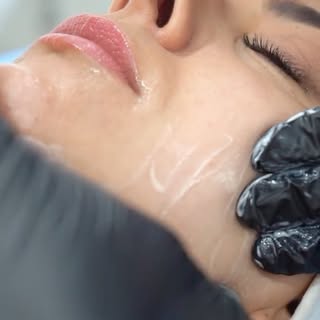 Envejecer no depende solo del tiempo, sino también de cómo cuidamos nuestro cuerpo y nuestra piel.

