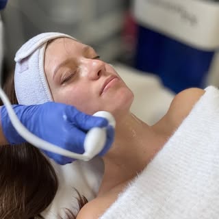On vient de changer de saison… et notre peau le ressent aussi 🌸 

Après l’hiver, elle est souvent p