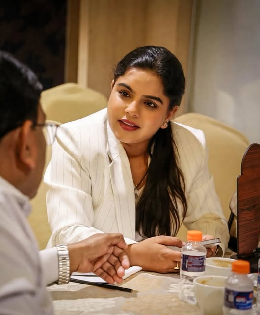 Listening is where leadership begins. Every discussion is a chance to #WomenInBusiness #Leadership #