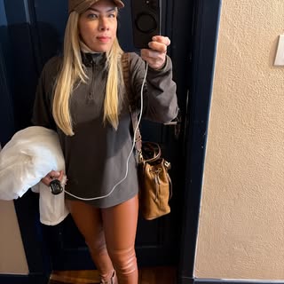 Quando ele te empresta a blusa num dia frio e parece que ela ficou melhor em você. 🤎😊#sóemprestimo