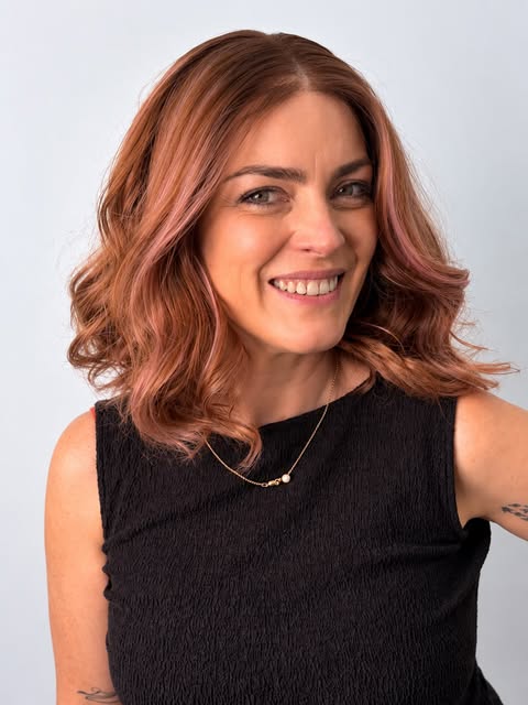 Meet one of our newest beauties 🤎✨
Soft waves, a natural-looking root and the prettiest warm copper