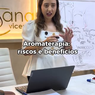 A aromaterapia, por outro lado, utiliza óleos essenciais que atuam como calmantes, estimulantes e at