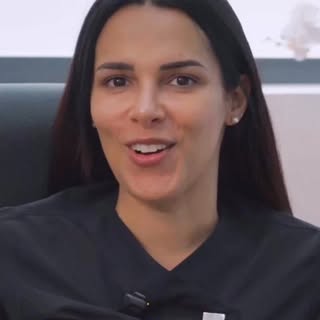Antes de dedicarse a la medicina estética y capilar, la Dra. Carmen Muñoz ya cuidaba pacientes desde