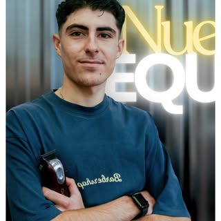 Este es Rodrigo, la nueva generación de nuestra peluquería.
Con tan solo 20 años, lleva ya 3 trabaja