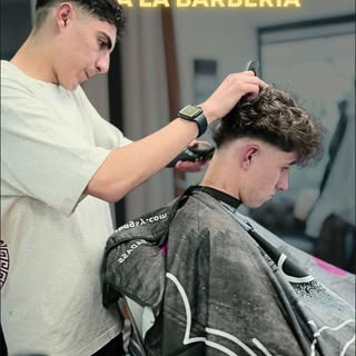 ¡El verdadero cambio de look empieza aquí! 🔥 De la cancha a la barbería, siempre listos para romper