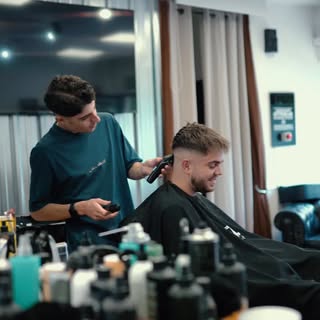 El estilo no se improvisa, se define. 💈⚡️
Un cambio de look es mucho más que cortar el pelo; es cue