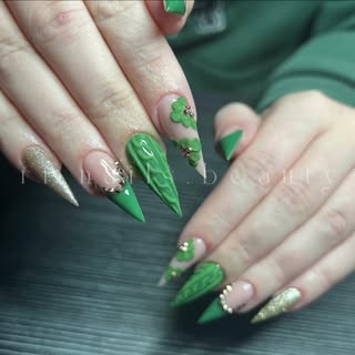 🎄🎄🎄

For my lovely @glamslayer 

20% off all treatments including manicures & pedicures all throu