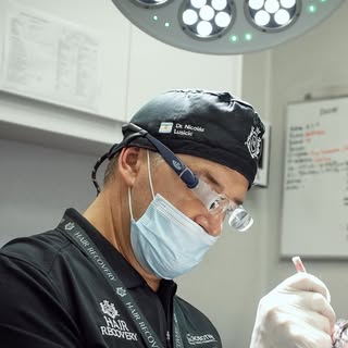 Soy Nicolás Lusicic, médico, cirujano plástico y experto en microtrasplante capilar con técnica FUE 