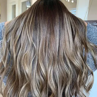 @_beautyy_bybrii_

Thursday’s are for touch ups✨
•
•
#shadeseq#balayage#dimensionalblonde#redken#ren