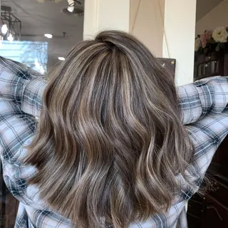 @_beautyy_bybrii_ 

A little mommy makeover ✨
•
•
#blondemeschwarzkopf #shadeseq #Highlights #blonde