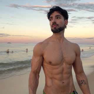 Give me a good sunset at the beach and I’m sat. 🥥 🌴

Sunga: @estudiopareia