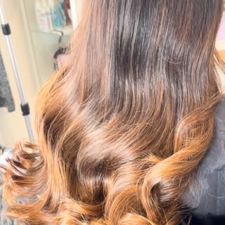 A little refit of these gorgeous 😍 wefts finished with a curl using my favourite wand… who wants to