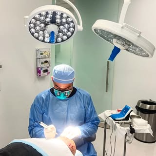 Happy Friday from the OR 🙌🏻

Wrapping up an amazing case today in our new state-of-the-art office.