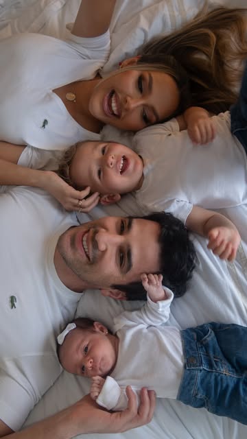 Maria Eduarda em seus primeiros dias de vida curtindo momentos com o maninho Pedro, a mamãe Bárbara 