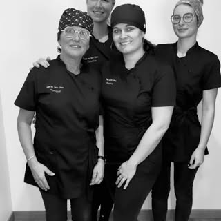Chez Hair by Skin Clinic, notre équipe médicale collabore depuis plus de 10 ans pour vous offrir une