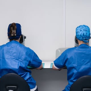 Här räknar våra duktiga assistenter hårsäckarna och sorterar dem noggrant efter antal hårstrån.

Sam
