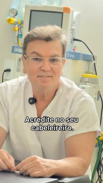 Seu cabeleireiro pode perceber a calvície antes de você.
Ele acompanha seu cabelo por anos e pode no