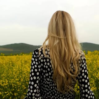 🌿 Dlaczego w maju Twoje włosy zaczynają „wariować”?

Jeśli masz wrażenie, że:
▪️ włosy bardziej wyp