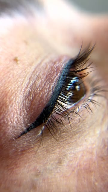 Eyeliner clásico recién hecho. 

Sé perfectamente lo que es pelearse con el espejo, que un ojo quede