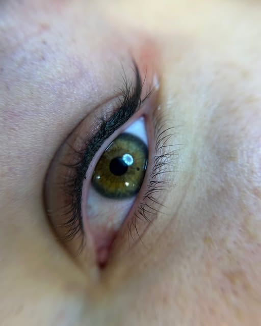 Mirad este eyeliner de bien cerquita 😍 

Está hecho pegadito a las pestañas, muy finito, perfecto, 