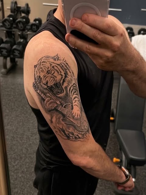 kaplan / tiger dövmesi, geçtiğimiz ay Hollanda'dan gelen tuvalime yapmıştım. İyileşmiş. Foto gönderd