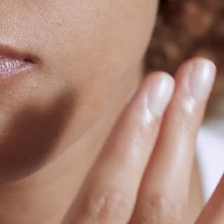Healthy skin isn’t about following every trend—it’s about following the right habits. ✨

Dermatologi