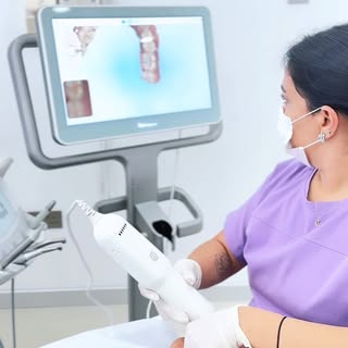 Invisalign® tedavisi, dijital ağız taraması ile başlar. Kişiye özel planlanan şeffaf plaklar sayesin