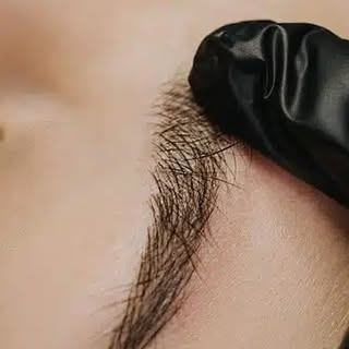 Augenbrauentransplantationen zählen zu den kompliziertesten Haartransplantationen 👑

Warum ist das 
