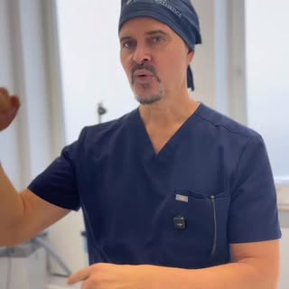 Oberarmstraffung ohne Schnitt? Geht das denn? 🤔

Hier erklärt unser Facharzt für Chirurgie „Vladimi