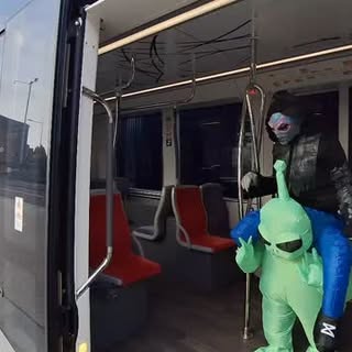 Même les extraterrestres traversent la galaxie pour venir se faire chouchouter chez nous ! 
Chez PM 